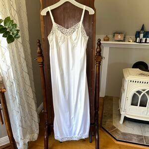 VTG MONTGOMERY WARD Silky NYLON Sheer LACE trim white FULL SLIP 32